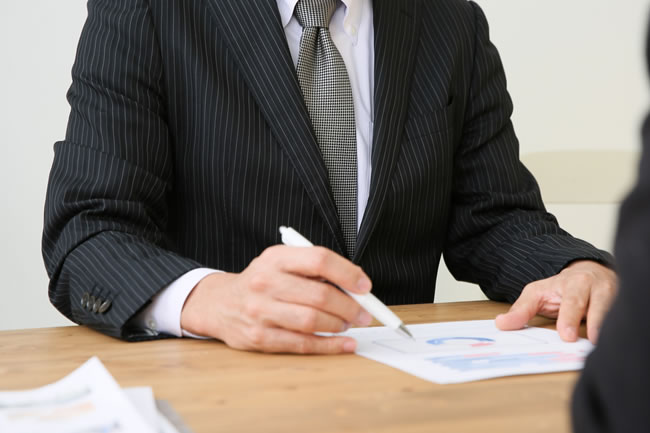 社会保険の説明を受ける建設業の男性